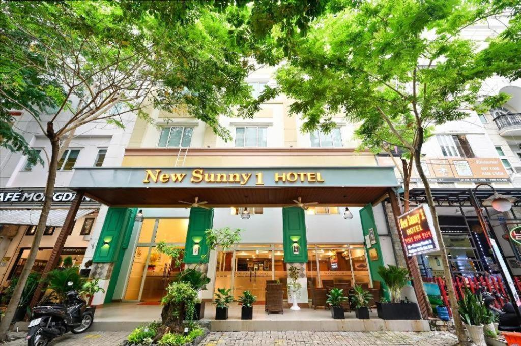 un nuevo hotel smyrna en una calle de la ciudad en New Sunny 1 Hotel - Q7 by Bay Luxury, en Ho Chi Minh
