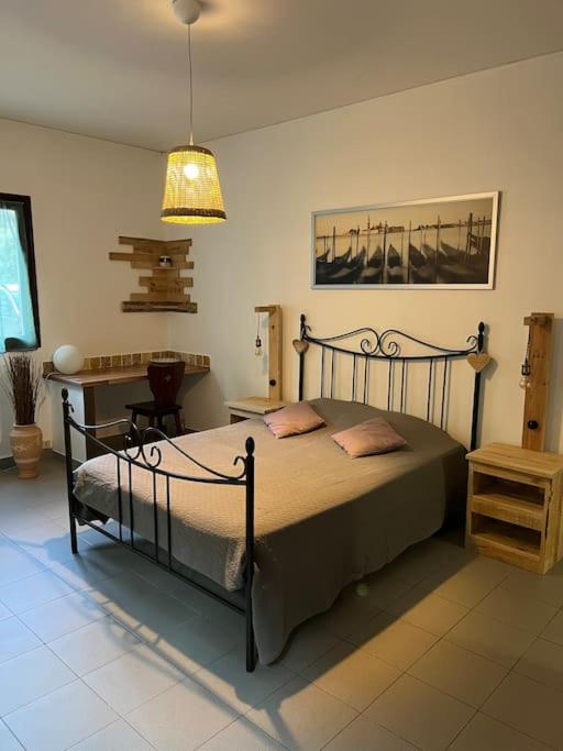 une chambre avec un lit, une table et une lampe dans l'établissement Appartement 90 m2 proche de Corte, à Soveria
