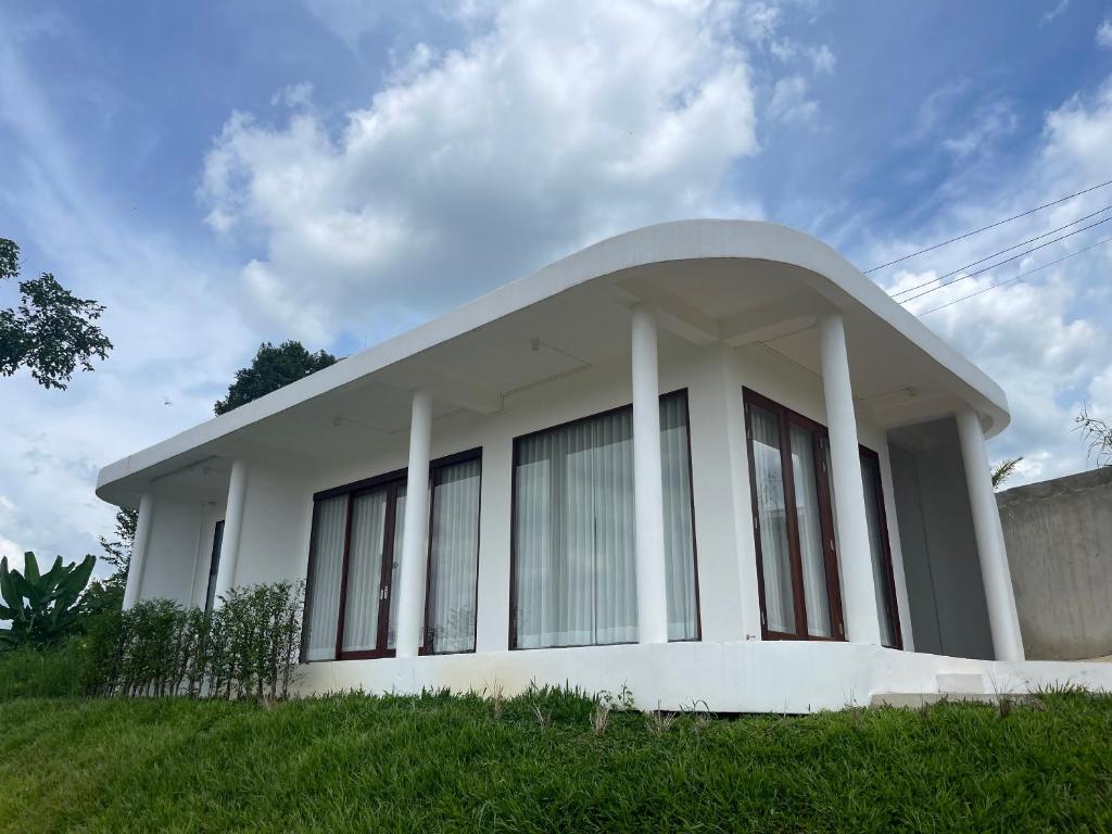 Amidst wind في وانغ نام خيو: منزل أبيض بسقف منحني