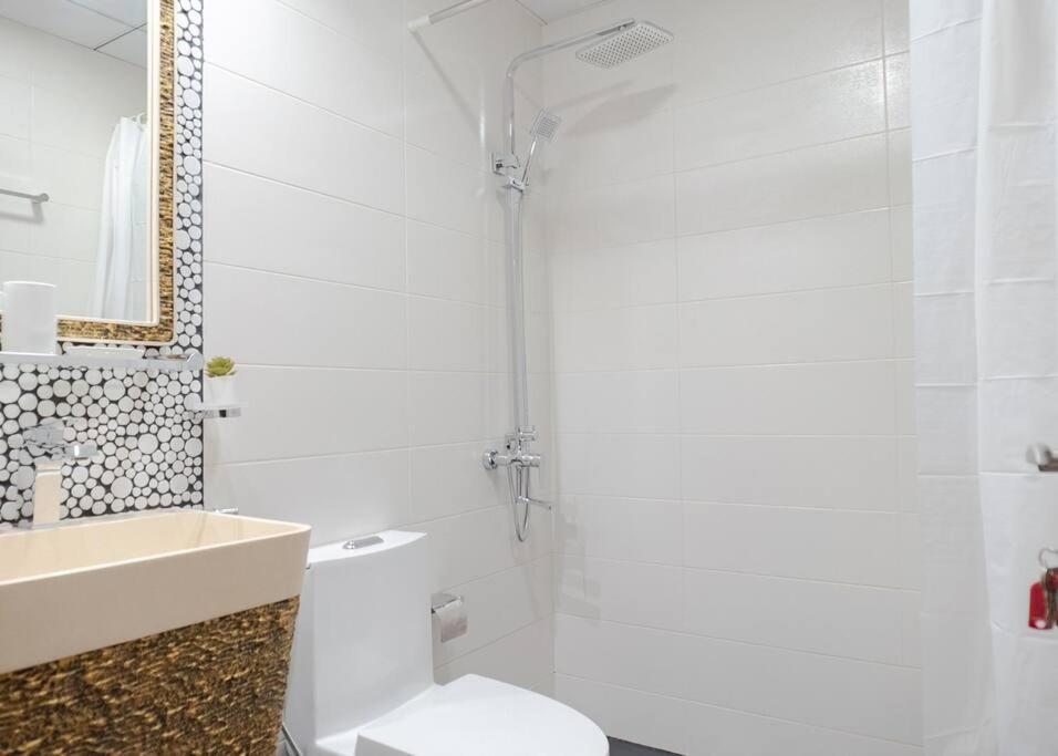 Koupelna v ubytování StoneTree - Modern 1BR in Business Bay