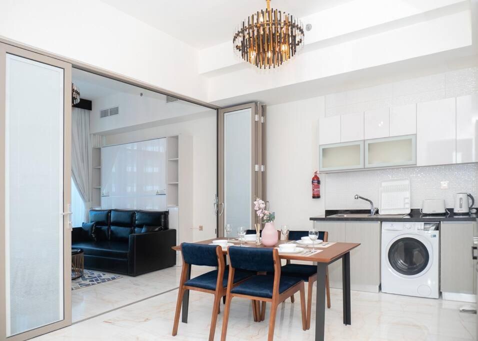 Kuchyň nebo kuchyňský kout v ubytování StoneTree - Modern 1BR in Business Bay