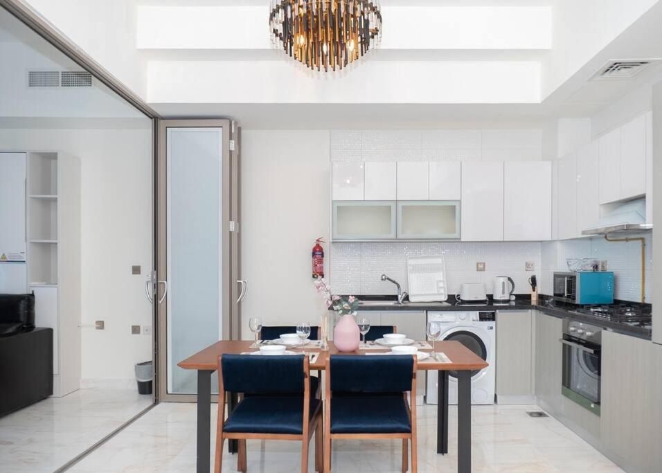 Kuchyň nebo kuchyňský kout v ubytování StoneTree - Modern 1BR in Business Bay