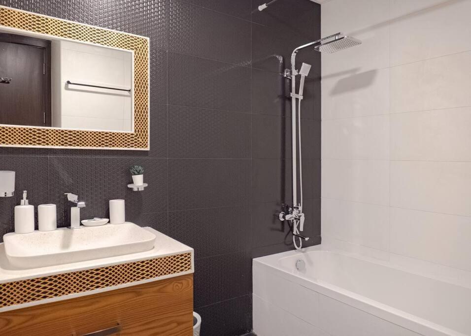 Koupelna v ubytování StoneTree - Modern 1BR in Business Bay