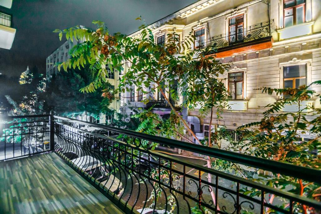 バクーにあるLuxury House by Zoom Travelの木々と建物のある建物のバルコニー