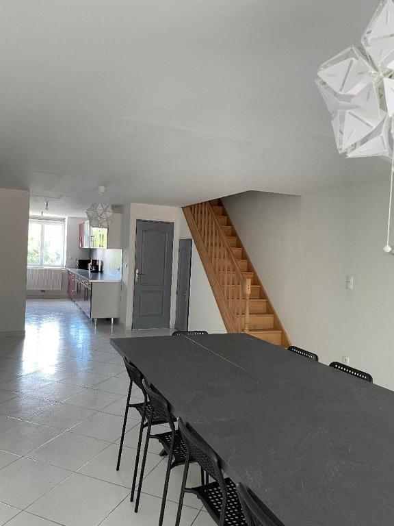 une salle à manger avec une table et des chaises noires dans l'établissement IRIS 82, à Lorette