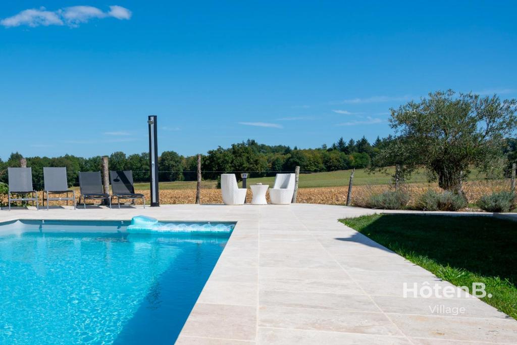 Πισίνα στο ή κοντά στο "Les Lièvres" House Air-conditioned Relaxation Oasis with Pool & Jacuzzi