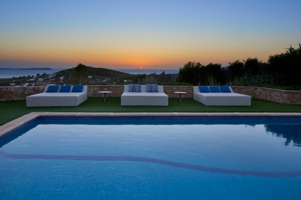 Bazén v ubytování Villa Can Joan I - Fantastic Sunset Views and Family Friendly - nebo v jeho okolí