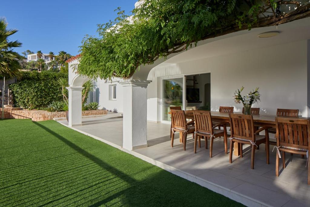 Zahrada ubytování Villa Can Joan I - Fantastic Sunset Views and Family Friendly -