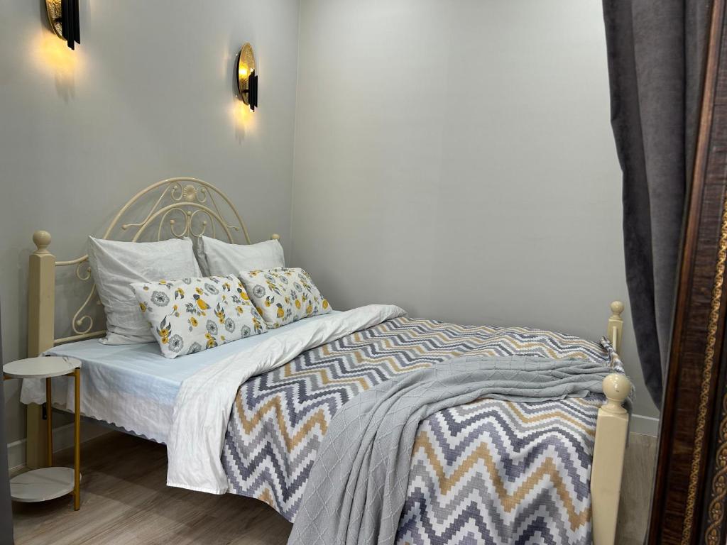 sypialnia z łóżkiem z łóżkiem sidx sidx sidx sidx w obiekcie Квартира в Актау 362 w mieście Aktau