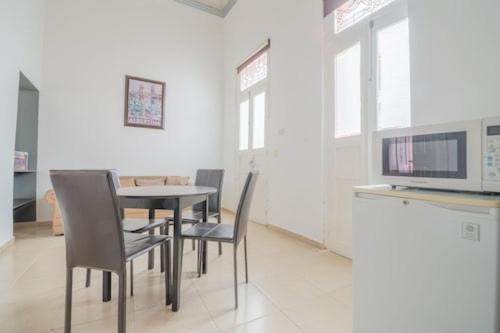 - une salle à manger avec une table, des chaises et un four micro-ondes dans l'établissement Mansión Aréchiga, à Zacatecas