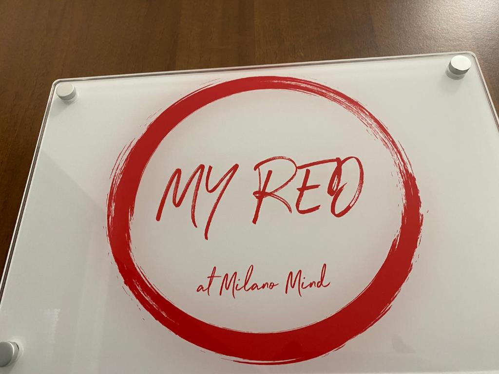 una señal que lee mi rojo en una sala de mujeres en My Red at Milano Mind, en Pero