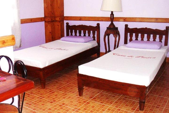 Giường trong phòng chung tại Twin Room in Casa de Piedra Pension House