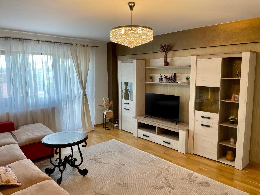 sala de estar con sofá y TV en Apartament 1 camera, zona centrala en Iaşi