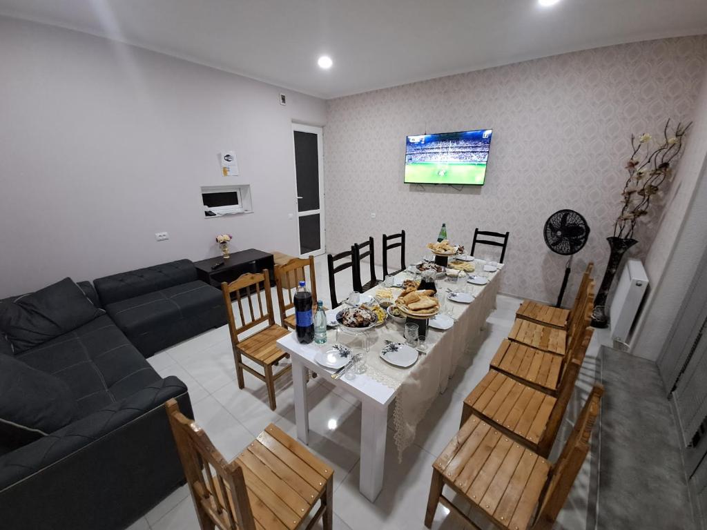 Televisor o centre d'entreteniment de Guest House "AKHALTSIKHE"
