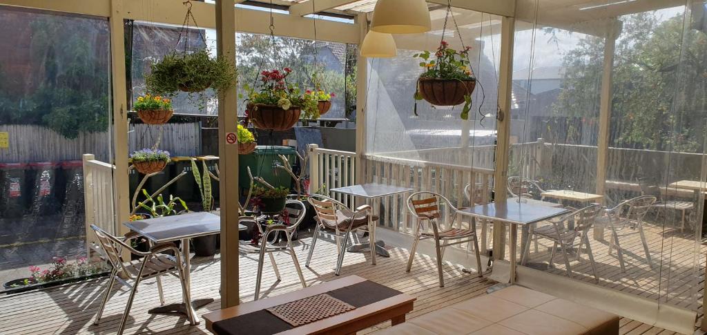 d'une terrasse avec des tables et des chaises sur un balcon. dans l'établissement Cambridge Lodge, à Sydney