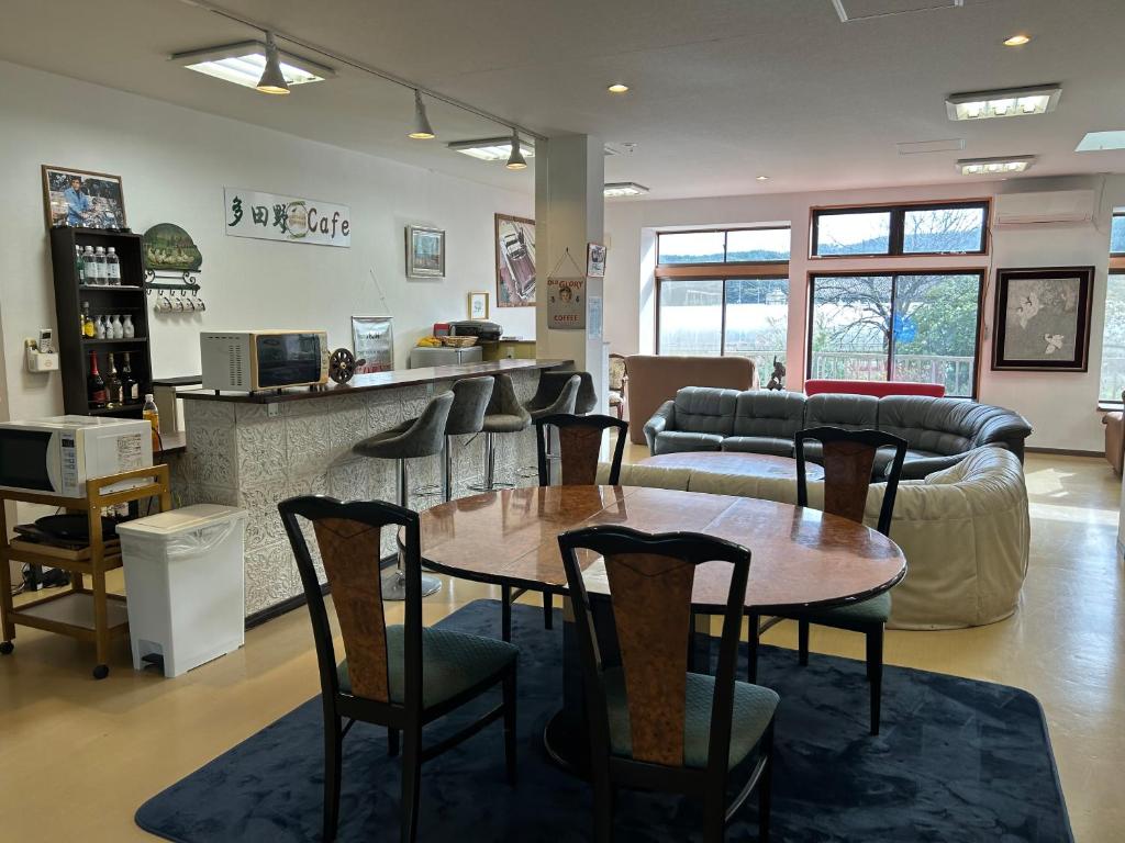 郡山市にあるゲストハウス郡山のリビングルーム(テーブル、椅子、ソファ付)
