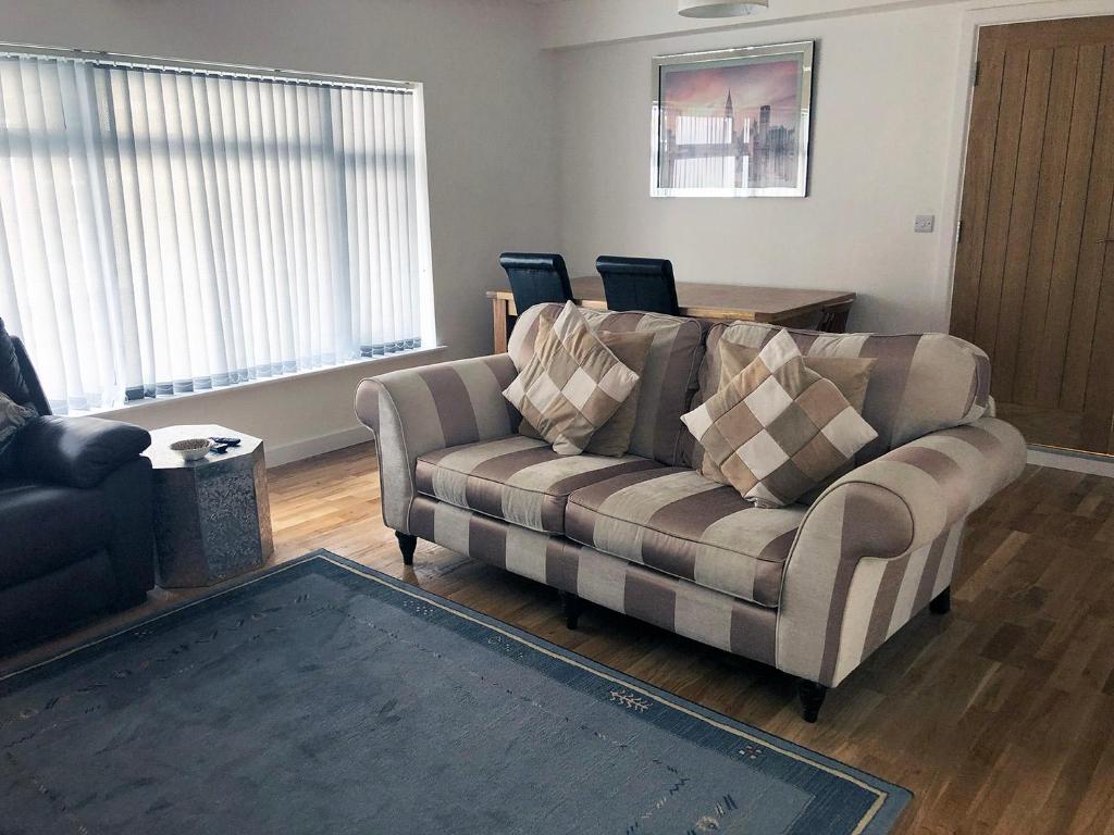 sala de estar con sofá y mesa en Kings Road a new development with unique features en Newbury
