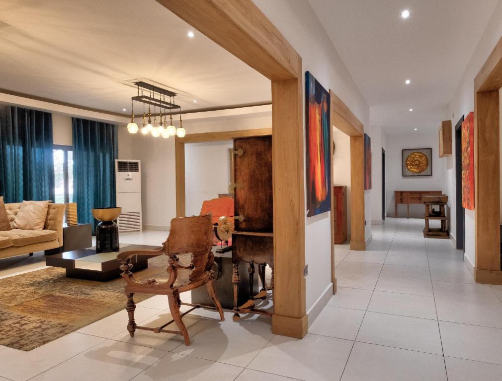 uma sala de estar com um sofá e uma cadeira em 10 bedroom Luxurious Villa em East Legon