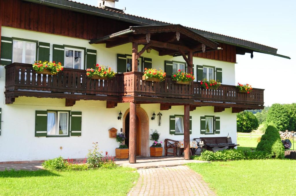 a house with a balcony with flowers on it at Vorderwahllehen in Schönau am Königssee
