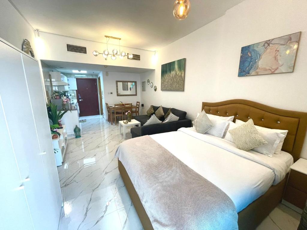 1 dormitorio con 1 cama grande y sala de estar en Diamond Crown - Studio Holiday Apartment in Dubai Marina, en Dubái
