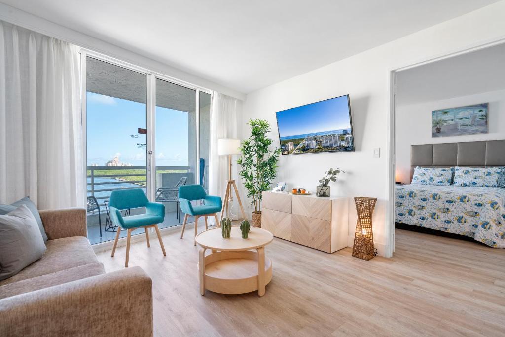 Beach Apartments by Avi Real Estate tesisinde bir oturma alanı