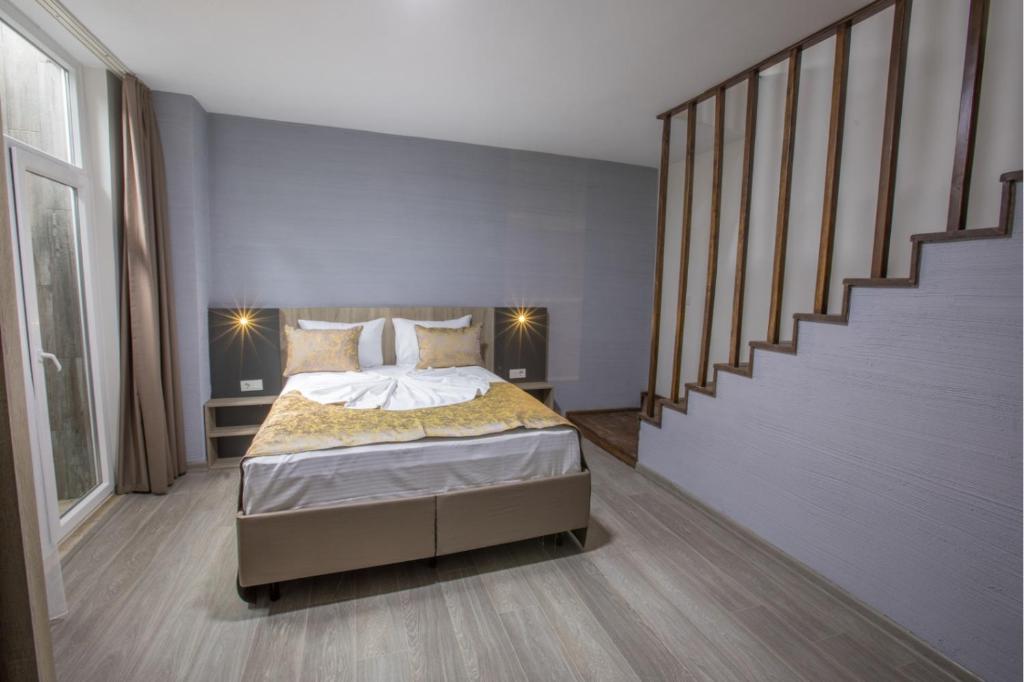 Postel nebo postele na pokoji v ubytování Elanis Suites