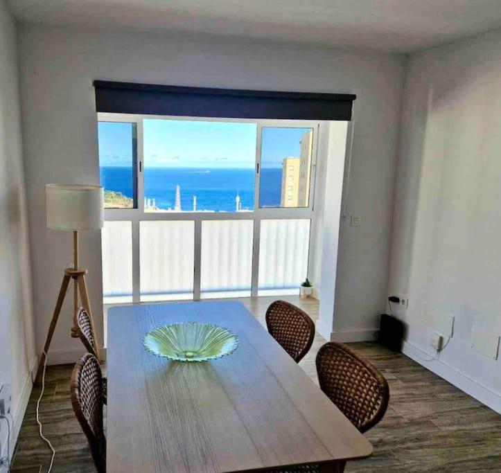 jadalnia ze stołem i widokiem na ocean w obiekcie Apartamento Vistamar w mieście Santa Cruz de Tenerife
