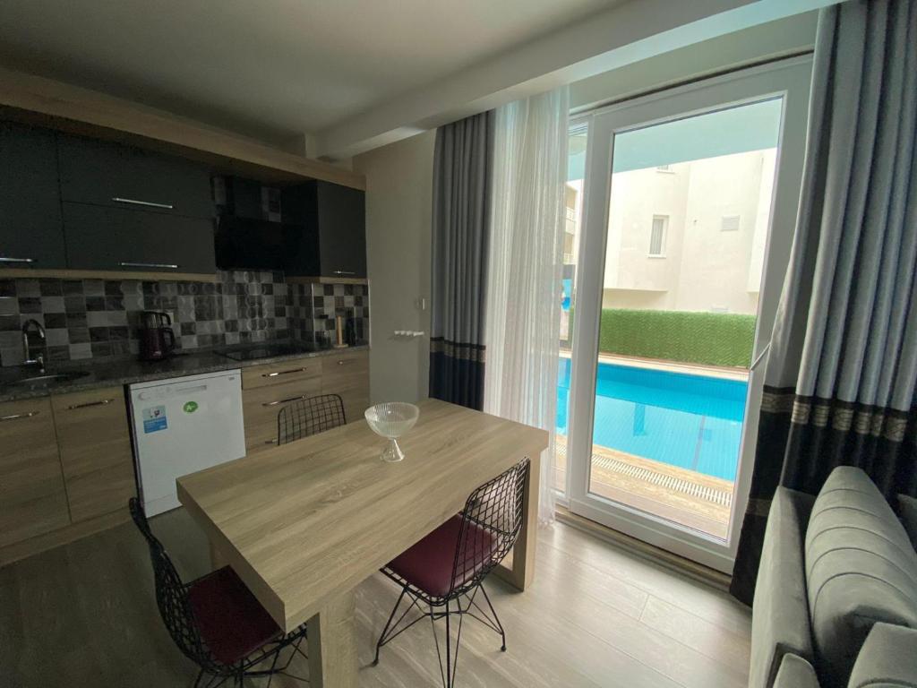Bazén v ubytování Elanis Suites nebo v jeho okolí