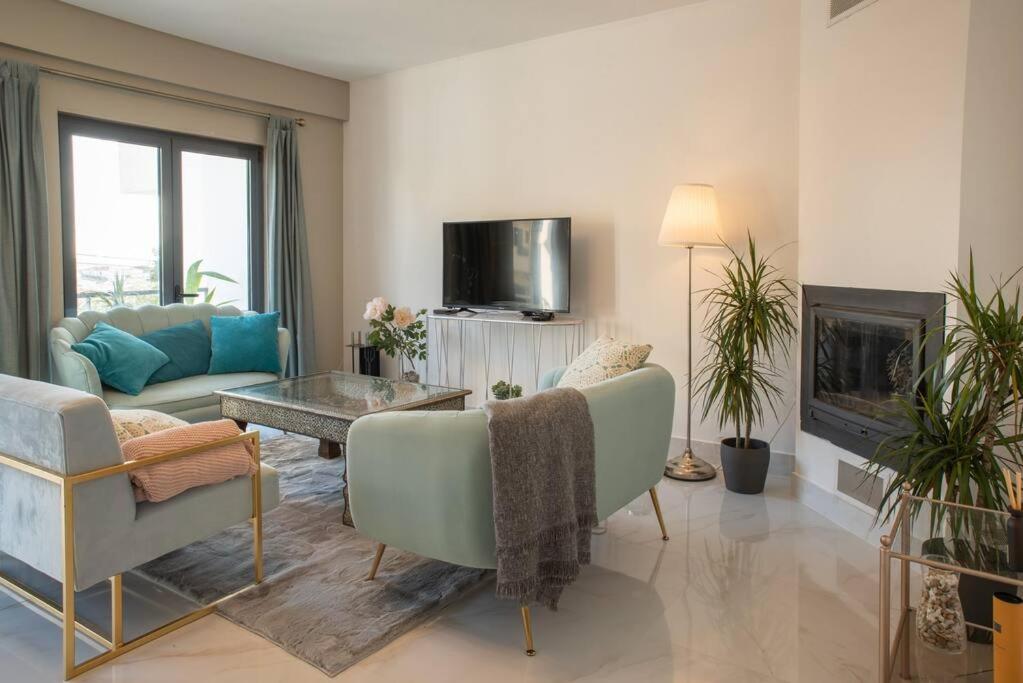 ein Wohnzimmer mit einem Sofa und einem Kamin in der Unterkunft Villa Turquesa Estoril in Alcabideche
