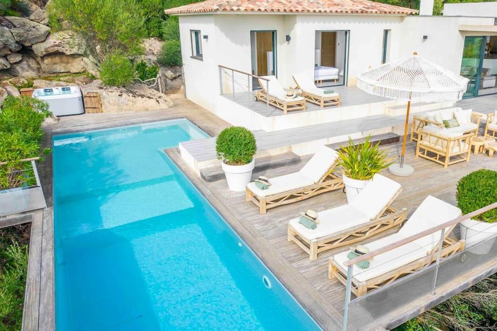 une villa avec piscine et une maison dans l'établissement Ivona Vacances - Villa de luxe avec piscine chauffée à Santa-Giulia, à Porto-Vecchio