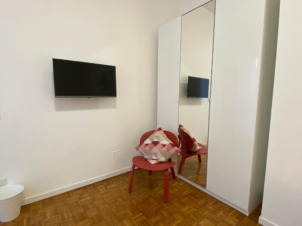 TV a/nebo společenská místnost v ubytování My Red at Milano Mind
