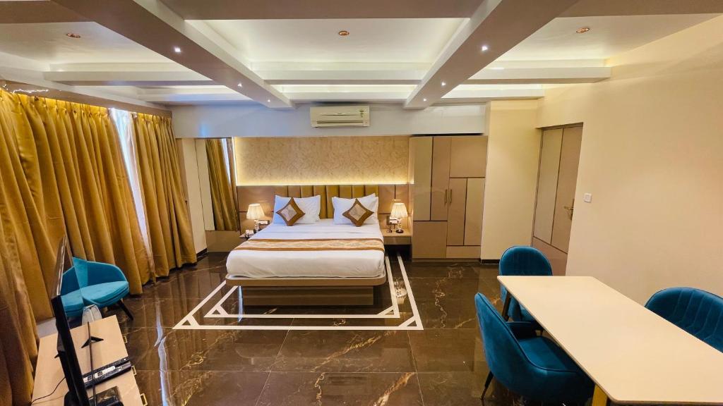 Home2 Renaissance Club - Executive Suite