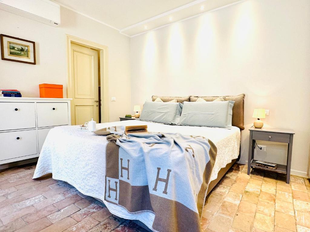 een slaapkamer met een bed met een deken erop bij Ca' Degli Uberti Dimora Storica in Treviso