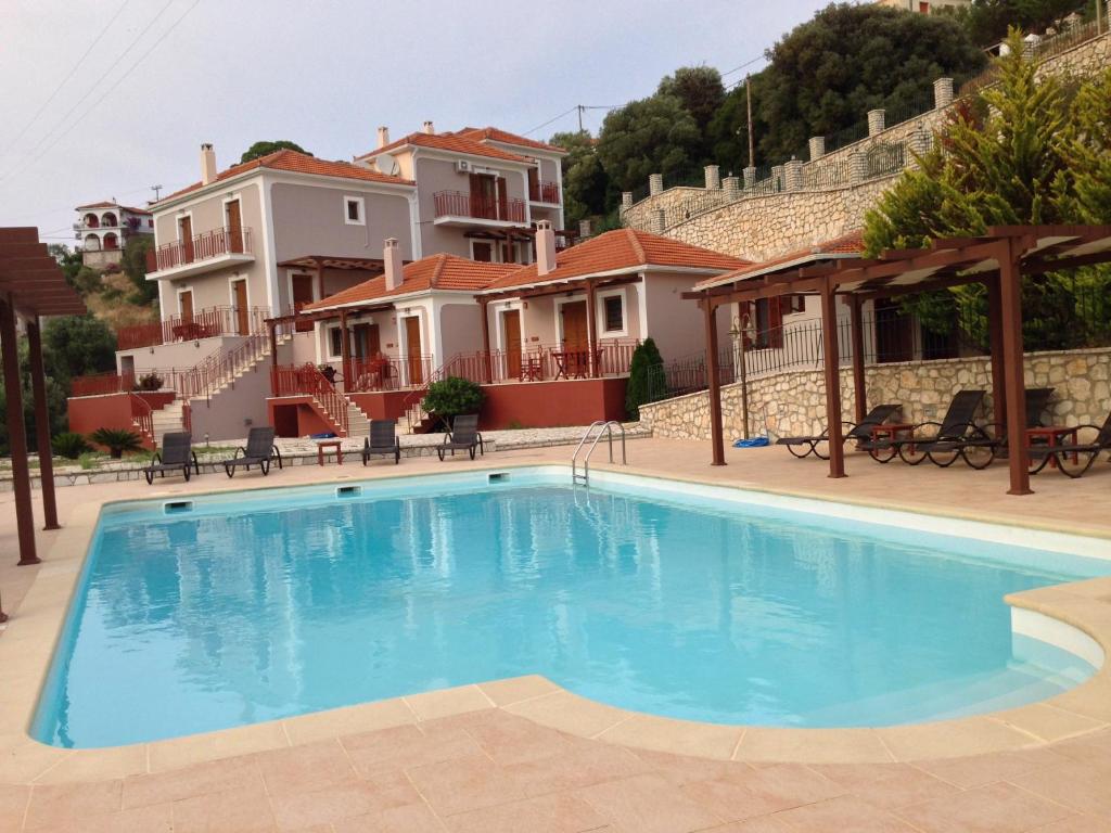 uma piscina em frente a algumas casas em Asterida Villas em Stavros