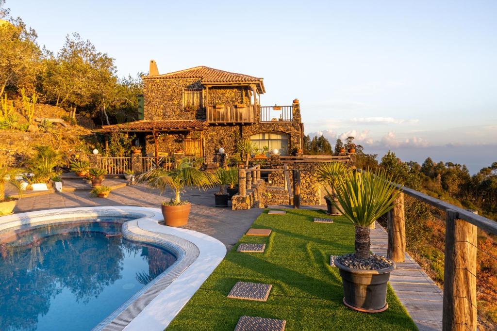 une maison avec une piscine dans la cour dans l'établissement CASA RURAL LA PERLA NEGRA, à Icod de los Vinos