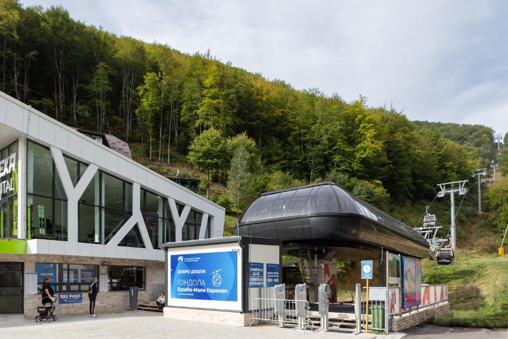 Nespecifikovaný výhled na hory nebo výhled na hory při pohledu z aparthotelu