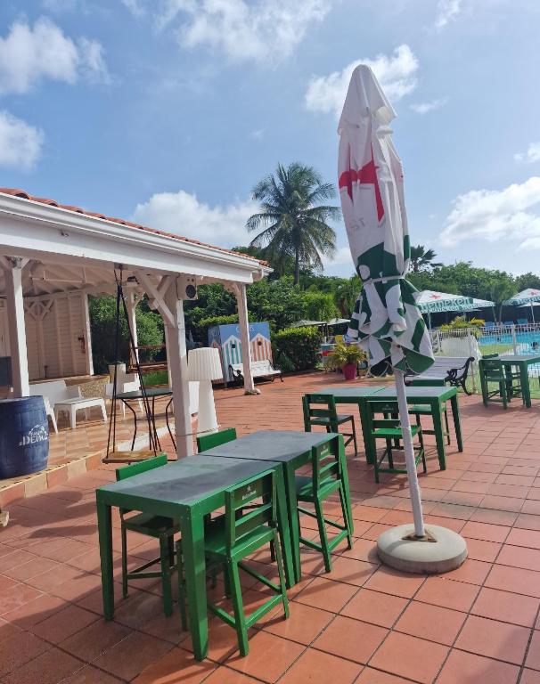 Bazén v ubytování Studio - Bord de mer - Terrasse - Sainte Anne nebo v jeho okolí