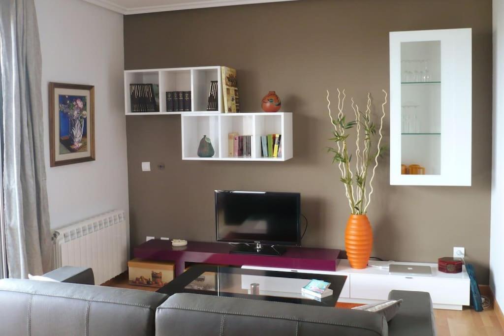 TV a/nebo společenská místnost v ubytování Atico, Piscina, AC, WI-FI y Parking Gratis, Gran Terraza, VUT 47-79