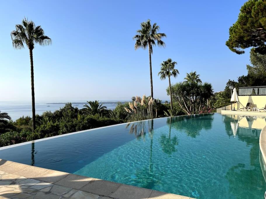 a large swimming pool with a view of the ocean at Super Cannes appartement 40m2, piscines tennis in Vallauris