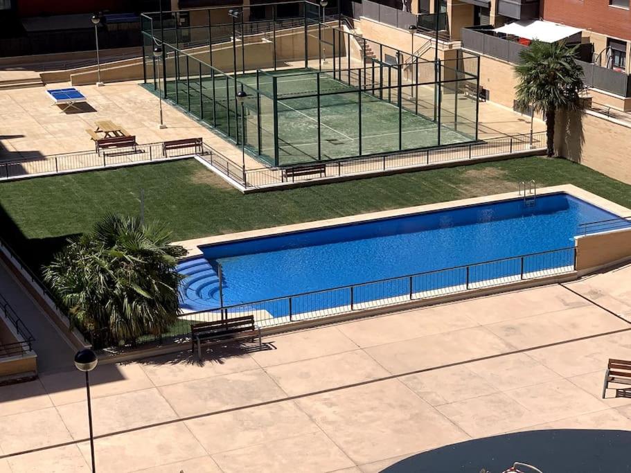 einen Blick über einen Pool in einem Gebäude in der Unterkunft Atico, Piscina, Aire Acondicionado, WI-FI, Parking Gratis, Gran Terraza in Arroyo de la Encomienda