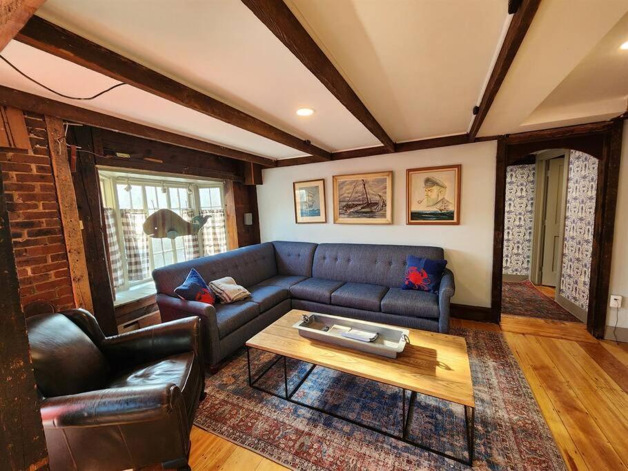 ロックポートにあるThe Orca Suite- Bearskin Neck Rockport- Steps to allのソファとコーヒーテーブルのあるリビングルーム