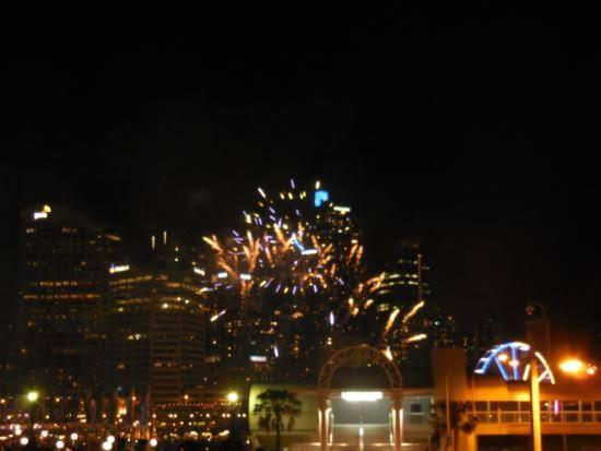 - Vistas a la ciudad por la noche con fuegos artificiales en Gardens of Eden Sydney North en Sídney