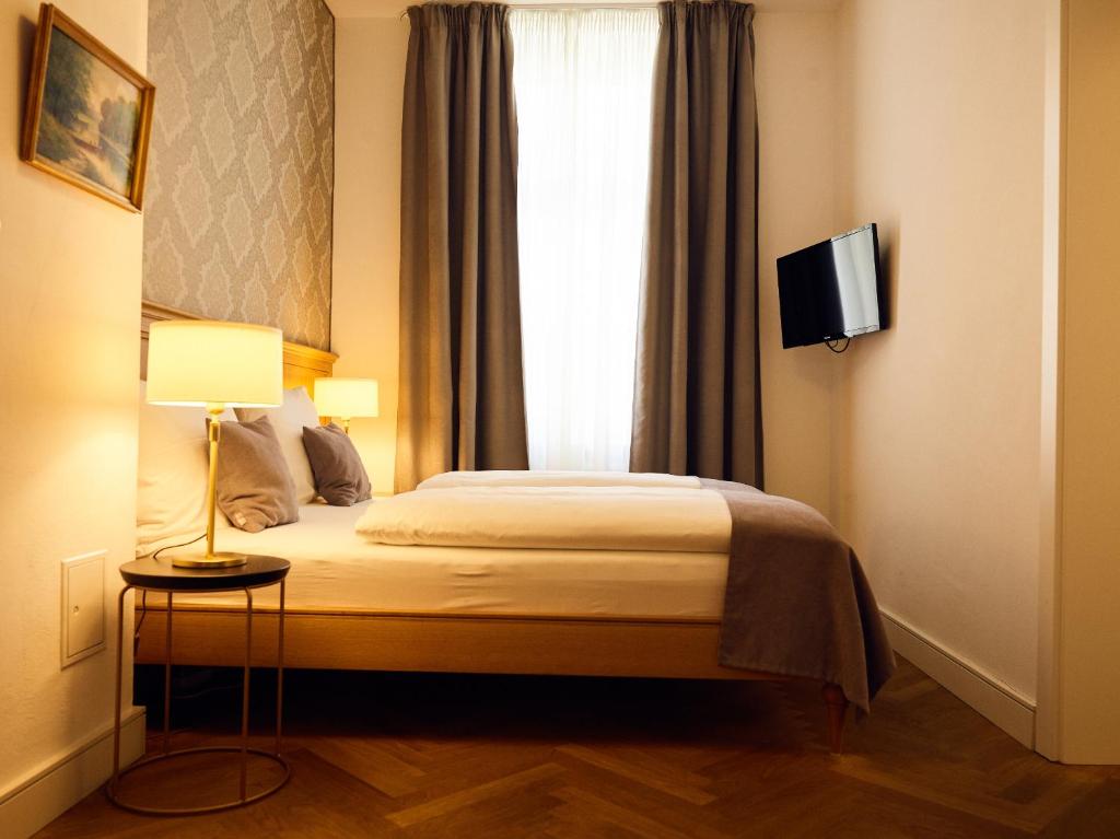 TV a/nebo společenská místnost v ubytování Hotel Lindenufer