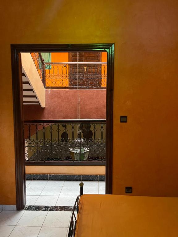 een open deur naar een balkon met een tafel bij Garden Bloom in Marrakesh