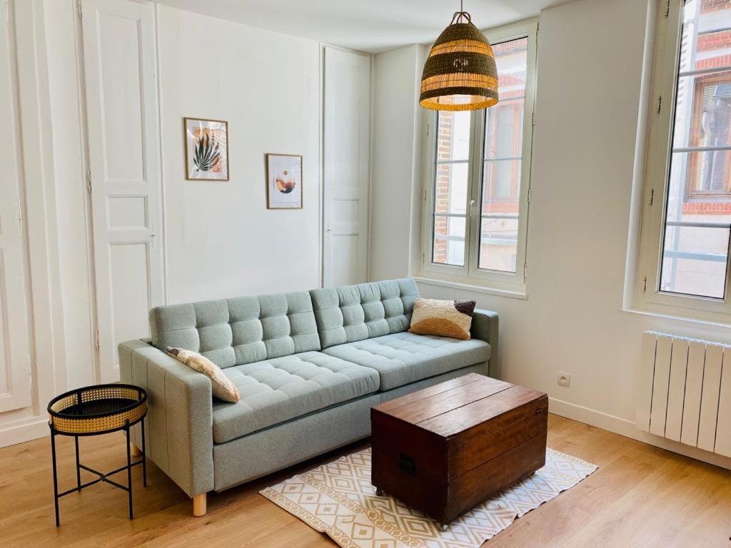 uma sala de estar com um sofá azul e uma mesa de centro em Cosy Studio - Verneuil d'Avre et d'Iton em Verneuil d’Avre et d’Iton