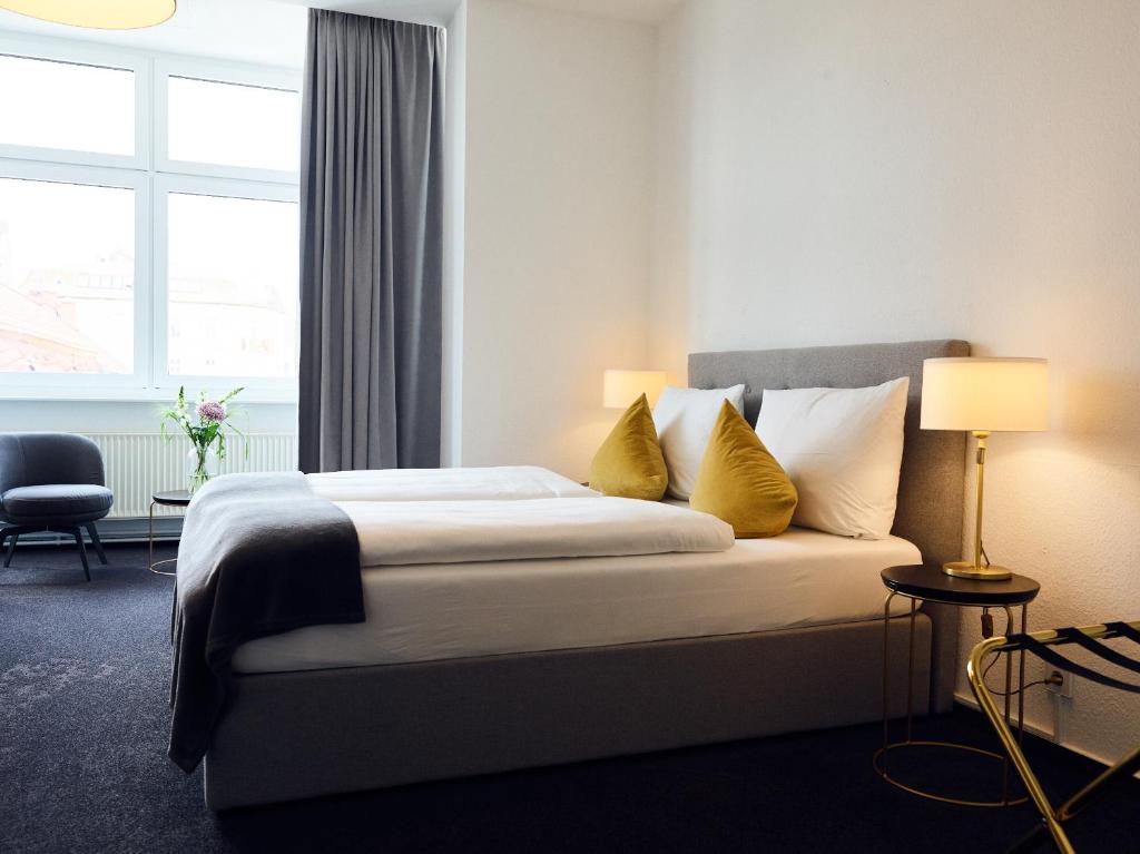Postel nebo postele na pokoji v ubytování Hotel Lindenufer
