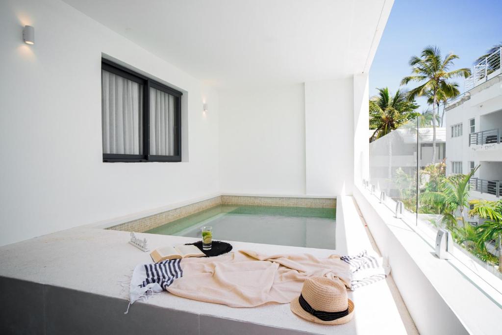 ein Schwimmbad in der Mitte eines Hauses in der Unterkunft BG2D3 Amazing apartment with private picuzzi in private terrace in Punta Cana
