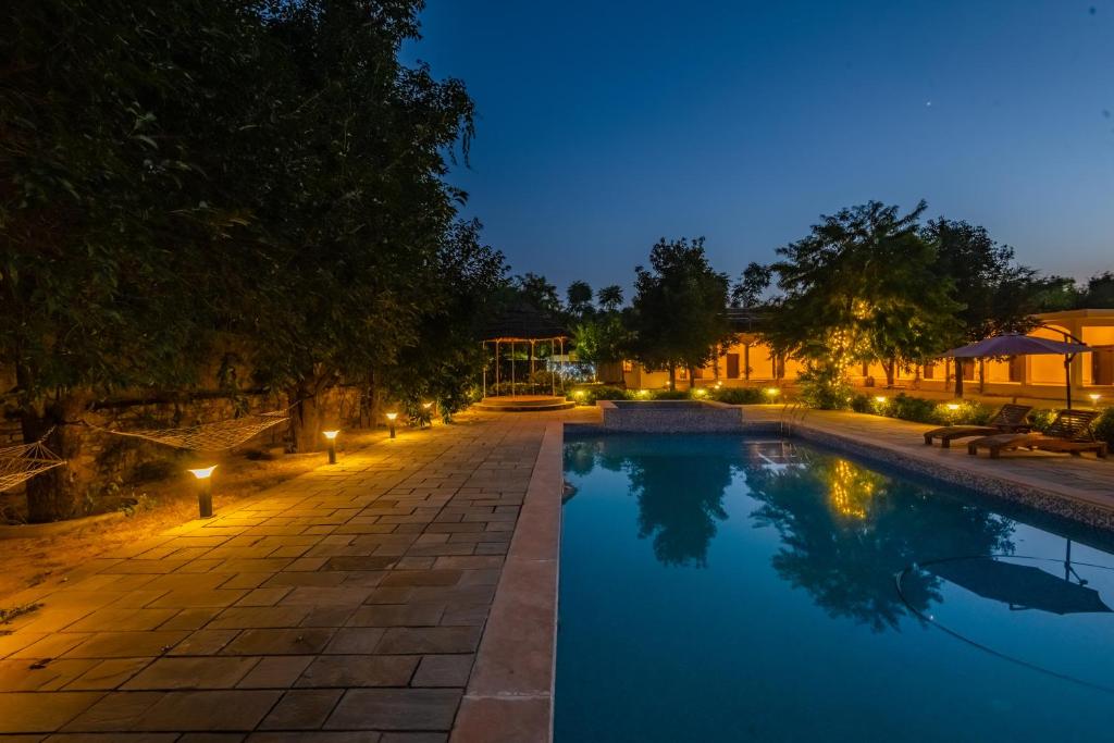 Bazén v ubytování Prakriti The Nature Resort Pushkar nebo v jeho okolí