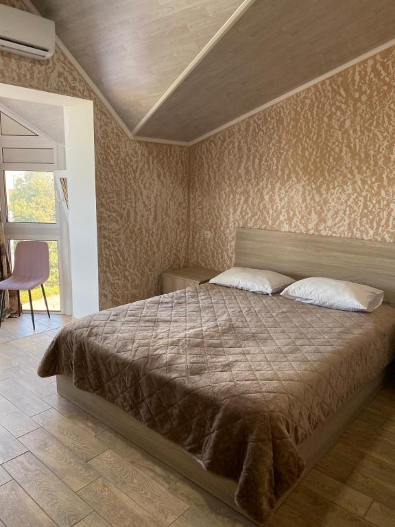 a bedroom with a large bed in a room at Hotel Chicago in Umanʼ