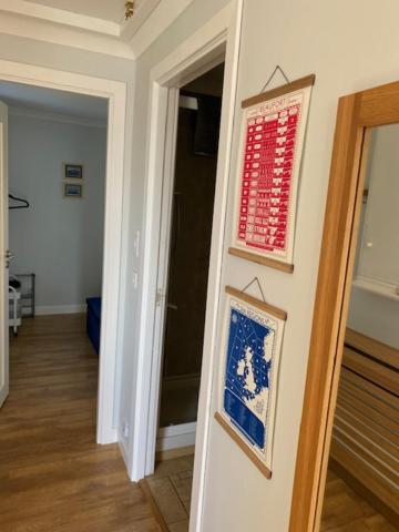 un corridoio con una stanza con una porta e una finestra di Da Peerie Hoose a Hamnavoe